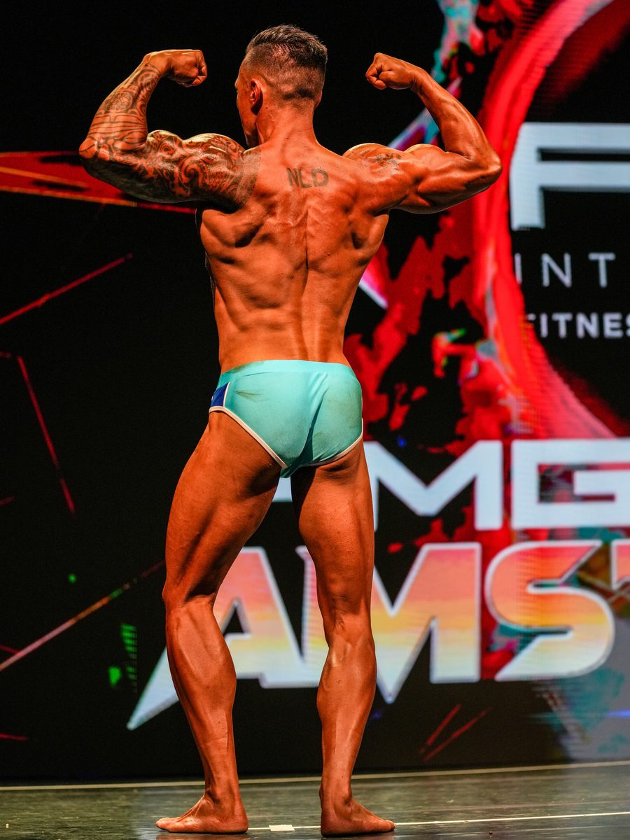 Rhandy Sjofjan van Team den Blanken in back double biceps tijdens de FMG-show